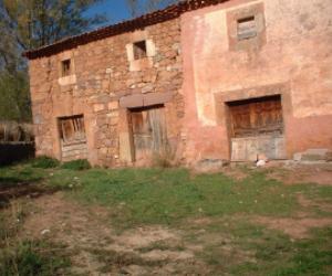 Antiguas casas en Rebollosa, observese el tamao de las puertas