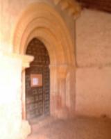 Portada románica de la iglesia de Fuentecambrón