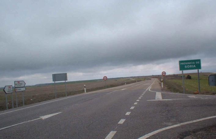 La carretera en el límite entre la provincia de Soria y la de Segovia