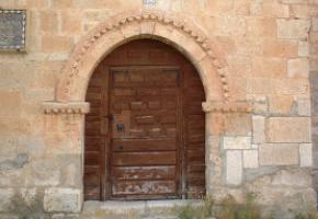 Portada románica en la iglesia de Morcuera